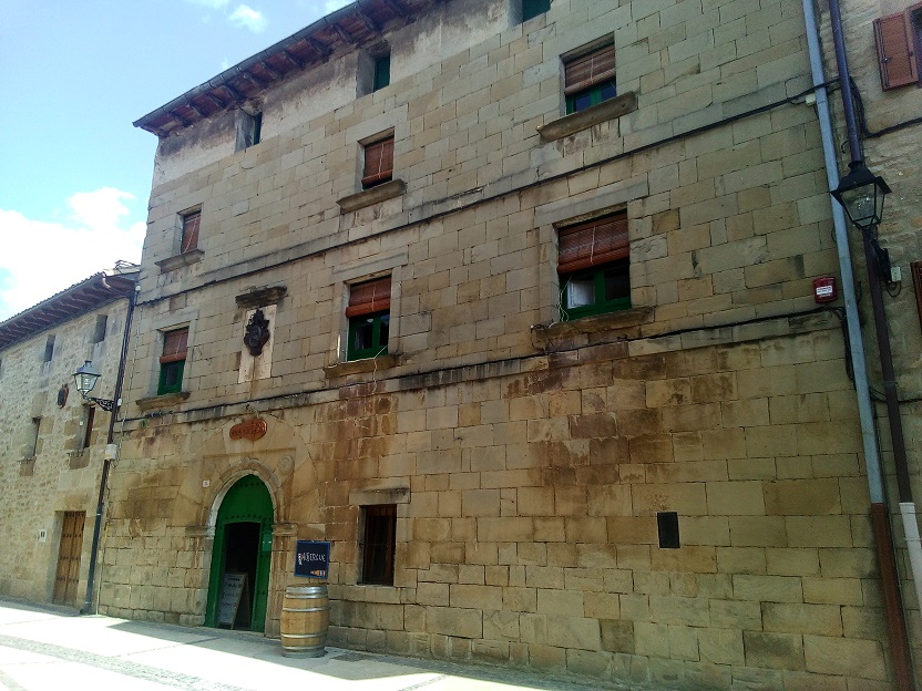 fachada de entrada al albergue 